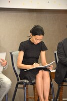 頭の中のイメージを絵に描く木村佳乃。