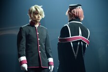 「王室教師ハイネ-THE MUSICAL-」ゲネプロより、左から安里勇哉演じるカイ、植田圭輔演じるハイネ。