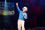 戸田恵子「60th Anniversary Live Show『Happy Birthday Sweet 60』」公開稽古より。DJやついいちろう(エレキコミック)。