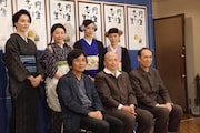 こまつ座 第119回公演「円生と志ん生」囲み取材より、後列左から太田緑ロランス、池谷のぶえ、大空ゆうひ、前田亜季。前列左から鵜山仁、ラサール石井、大森博史。