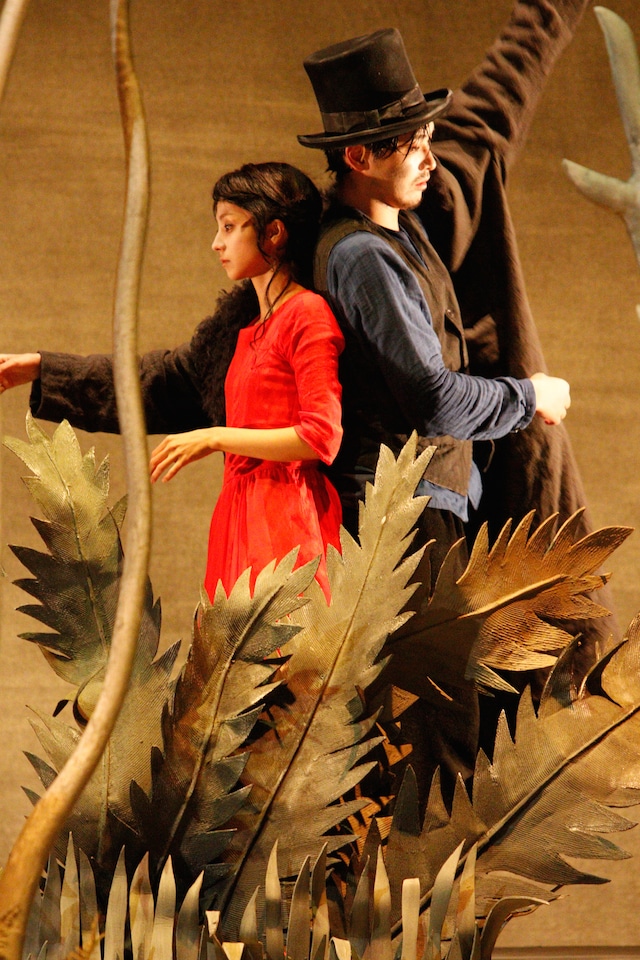 「百鬼オペラ『羅生門』」より。左から満島ひかり、柄本佑。（撮影：渡部孝弘）