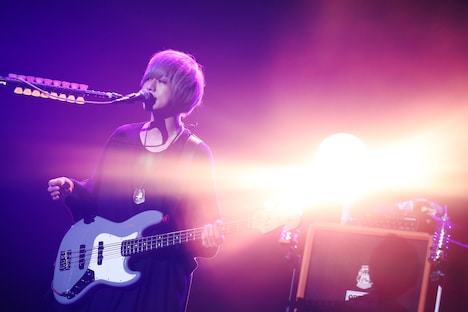 首藤義勝(Vo, B)(撮影:後藤壮太郎)