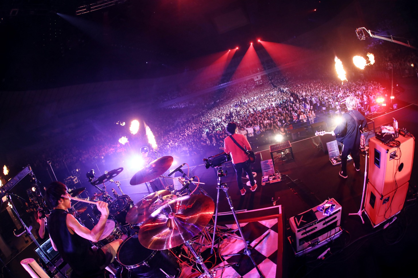 KEYTALK「10th anniversary KEYTALK 横浜アリーナ ワンマンライブ 俺ら出会って10年目～shall we dance?～」の様子。（撮影：後藤壮太郎）