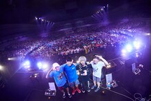 ライブの最後に観客と記念撮影をするKEYTALK。（撮影：後藤壮太郎）