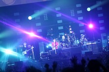 KEYTALK「10th anniversary KEYTALK 横浜アリーナ ワンマンライブ 俺ら出会って10年目～shall we dance?～」の様子。（撮影：後藤壮太郎）