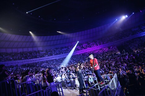 オーディエンスに囲まれながら「バイバイアイミスユー」を歌う寺中友将(Vo, G)。(撮影:後藤壮太郎)