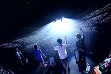 KEYTALK「10th anniversary KEYTALK 横浜アリーナ ワンマンライブ 俺ら出会って10年目～shall we dance?～」の様子。（撮影：後藤壮太郎）