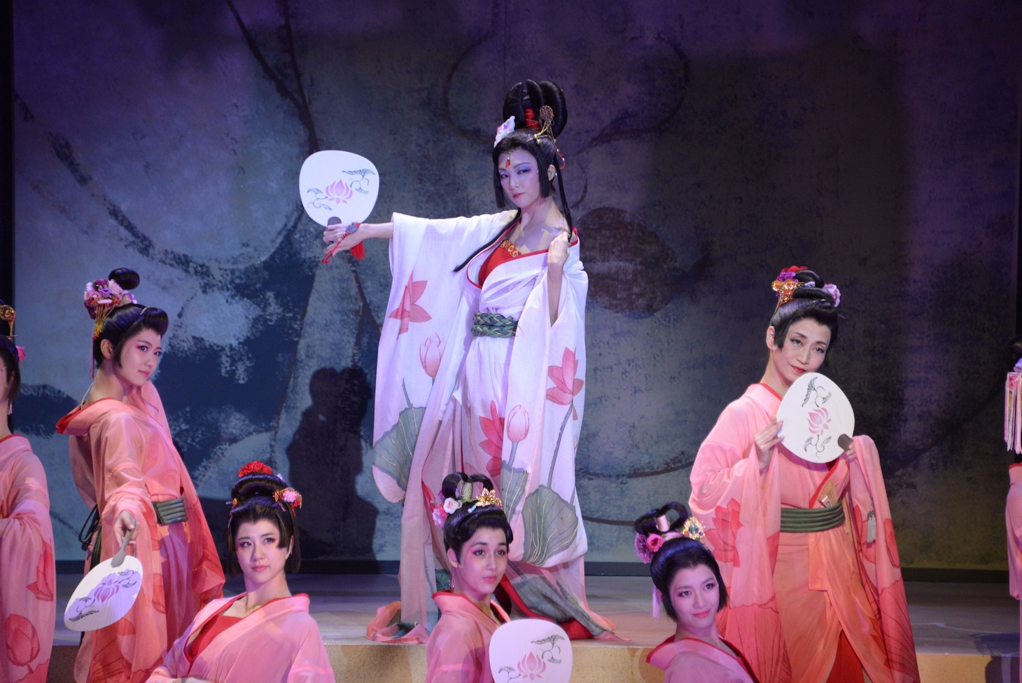 「劇団☆新感線『髑髏城の七人』 Season風」フォトコールより。（中央）田中麗奈演じる極楽太夫。