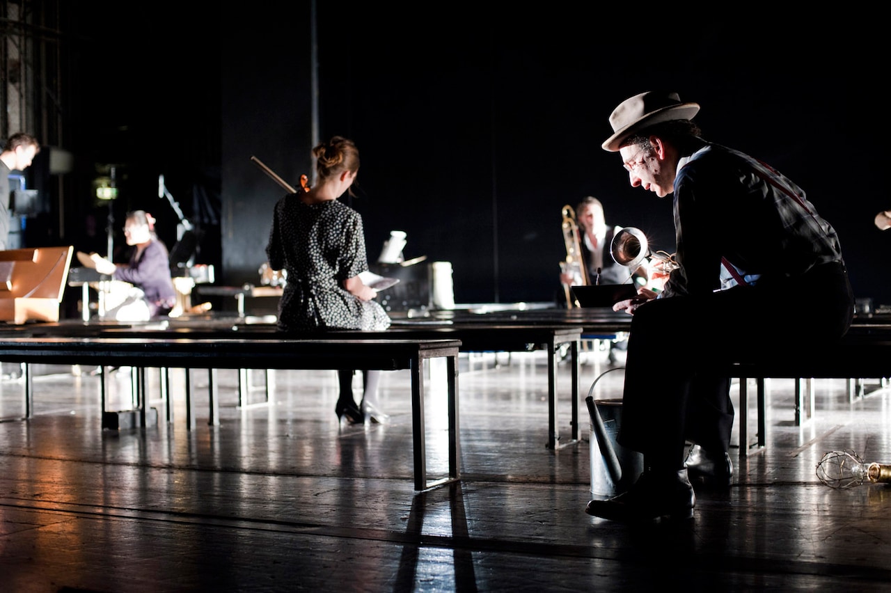 ハイナー・ゲッベルス「Black on White」が日本初演