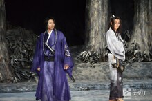 「劇団☆新感線『髑髏城の七人』 Season風」フォトコールより。左から向井理演じる無界屋蘭兵衛、松山ケンイチ演じる捨之介。