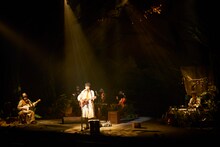 森山直太朗劇場公演「あの城」より。（撮影：杉能信介）