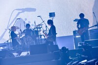 人気画像5位は「BUMP OF CHICKEN、全29公演のロングツアーが幕張メッセで開幕」より、「BUMP OF CHICKEN TOUR 2017-2018 PATHFINDER」初日公演の様子。（撮影：古溪一道）
