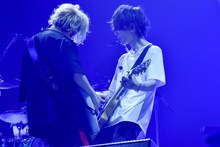 左から直井由文（B）、藤原基央（Vo, G）（撮影：古溪一道）