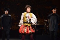 KAAT×パルコ プロデュース公演「オーランドー」フォトコールより、多部未華子演じるオーランドー（中央）。