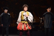 KAAT×パルコ プロデュース公演「オーランドー」フォトコールより、多部未華子演じるオーランドー(中央)。