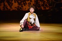 KAAT×パルコ プロデュース公演「オーランドー」フォトコールより、多部未華子演じるオーランドー。