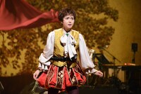 KAAT×パルコ プロデュース公演「オーランドー」フォトコールより、多部未華子演じるオーランドー。