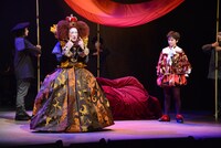 KAAT×パルコ プロデュース公演「オーランドー」フォトコールより、左から小日向文世演じるエリザベス女王、多部未華子演じるオーランドー。