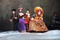 KAAT×パルコ プロデュース公演「オーランドー」フォトコールより。