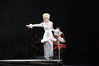 KAAT×パルコ プロデュース公演「オーランドー」フォトコールより、小芝風花演じるサーシャ。