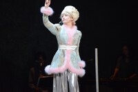 KAAT×パルコ プロデュース公演「オーランドー」フォトコールより、小芝風花演じるサーシャ。