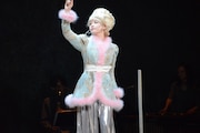 KAAT×パルコ プロデュース公演「オーランドー」フォトコールより、小芝風花演じるサーシャ。