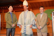 鮎に扮した俳優の登場に、笑顔を見せる野村萬斎（左）と池澤夏樹（右）。