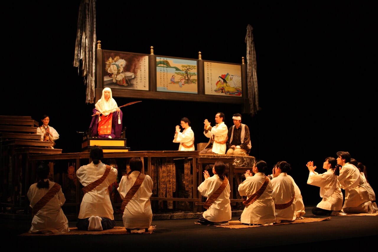 兵庫県立ピッコロ劇団「かさぶた式部考」2014年の初演より。