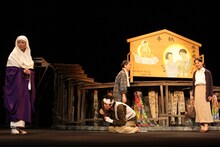 兵庫県立ピッコロ劇団「かさぶた式部考」2014年の初演より。