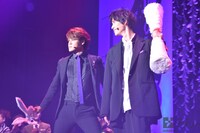 ONWARD presents「劇団☆新感線『髑髏城の七人』Season月 Produced by TBS」製作発表記者会見より。左から宮野真守、福士蒼汰。