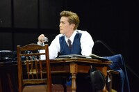 「ミュージカル・コメディ『パジャマゲーム』」ゲネプロより。新納慎也演じるシド・ソローキン。