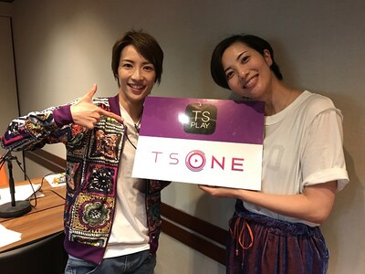 左から早霧せいなと壮一帆。