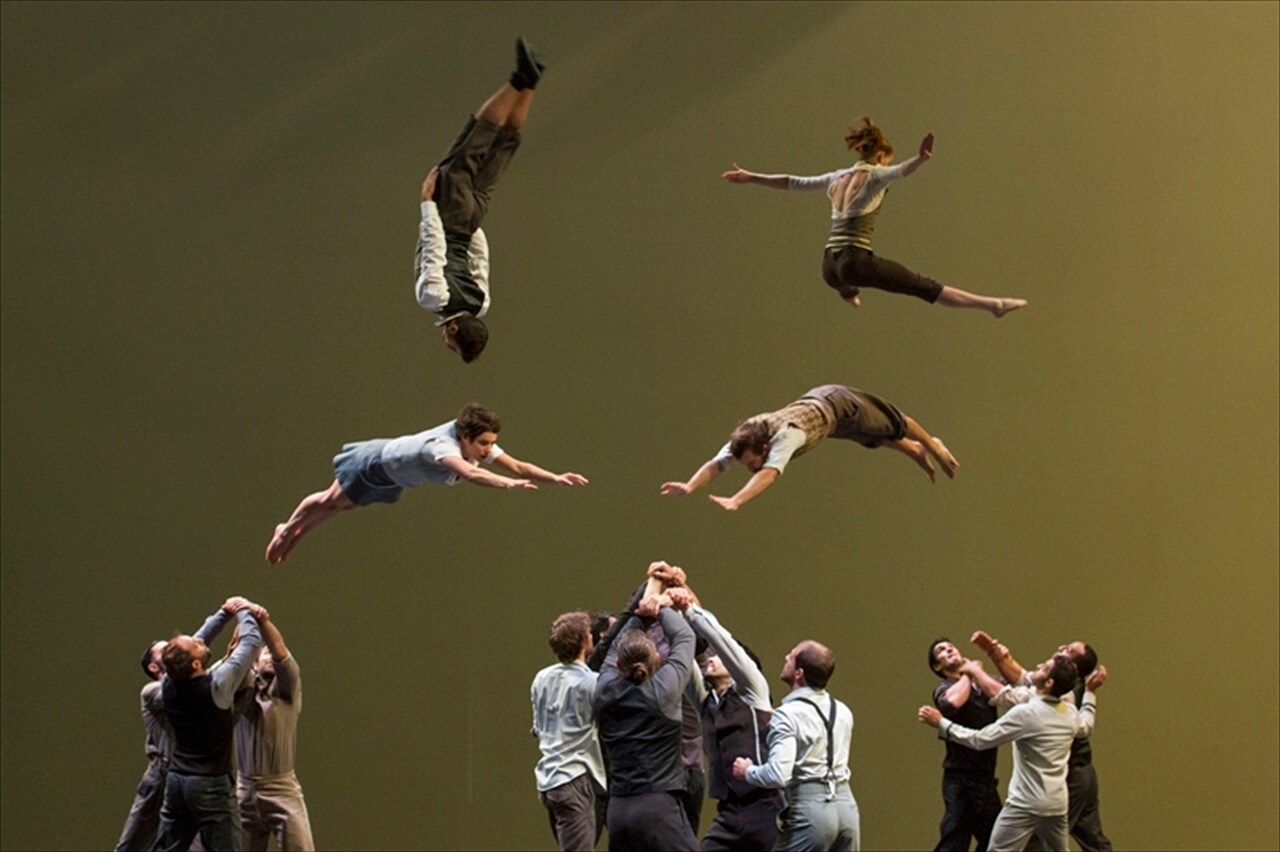 身体のみで塔を組み、宙を舞う“現代サーカス”カンパニーXYが来日ツアー