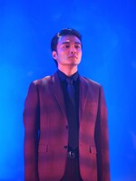 「黒蜥蜴」の製作発表会見のパフォーマンスより。井上芳雄。