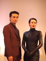 左から井上芳雄、中谷美紀。