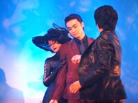 「黒蜥蜴」の製作発表会見のパフォーマンスより。