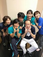 絵本演劇ユニットBOO WHO WOOL「ぐりっぐるっぐらっ」出演者。前列左から畑中智行、山田幸伸。後列左から大森美紀子、西川浩幸、澤山佳小里、石川寛美。