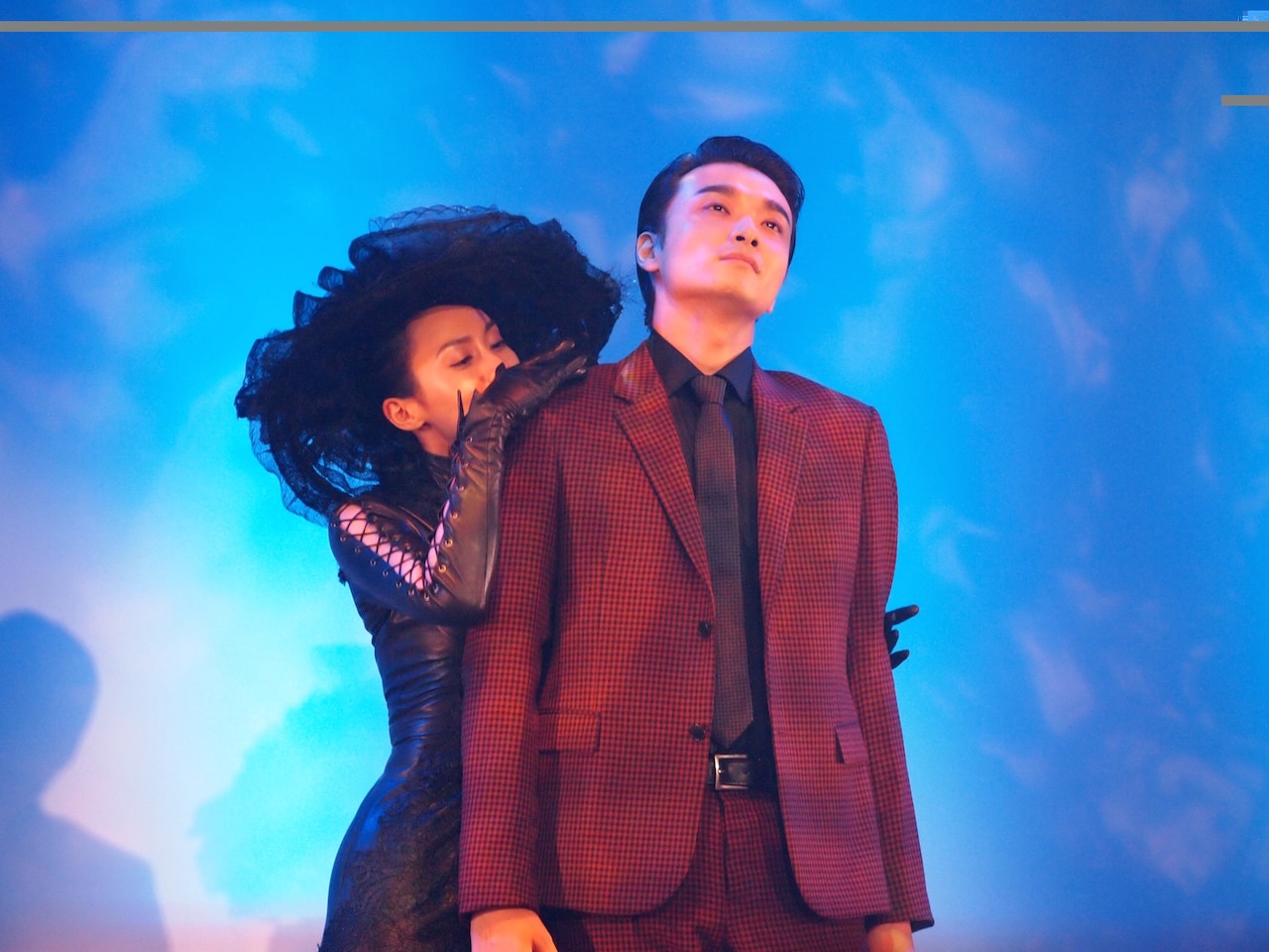 「黒蜥蜴」の製作発表会見のパフォーマンスより。左から中谷美紀、井上芳雄。