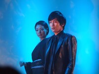 「黒蜥蜴」の製作発表会見のパフォーマンスより。左から朝海ひかる、成河。