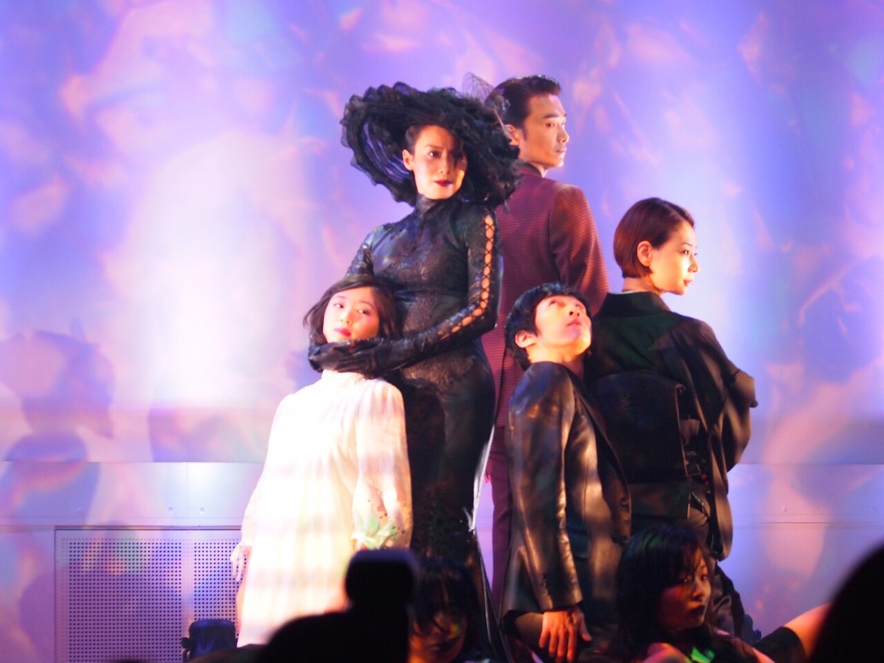 「黒蜥蜴」の製作発表会見のパフォーマンスより。