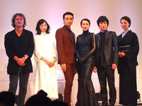 「黒蜥蜴」の製作発表会見の様子。左からデヴィッド・ルヴォー、相楽樹、井上芳雄、中谷美紀、成河、朝海ひかる。