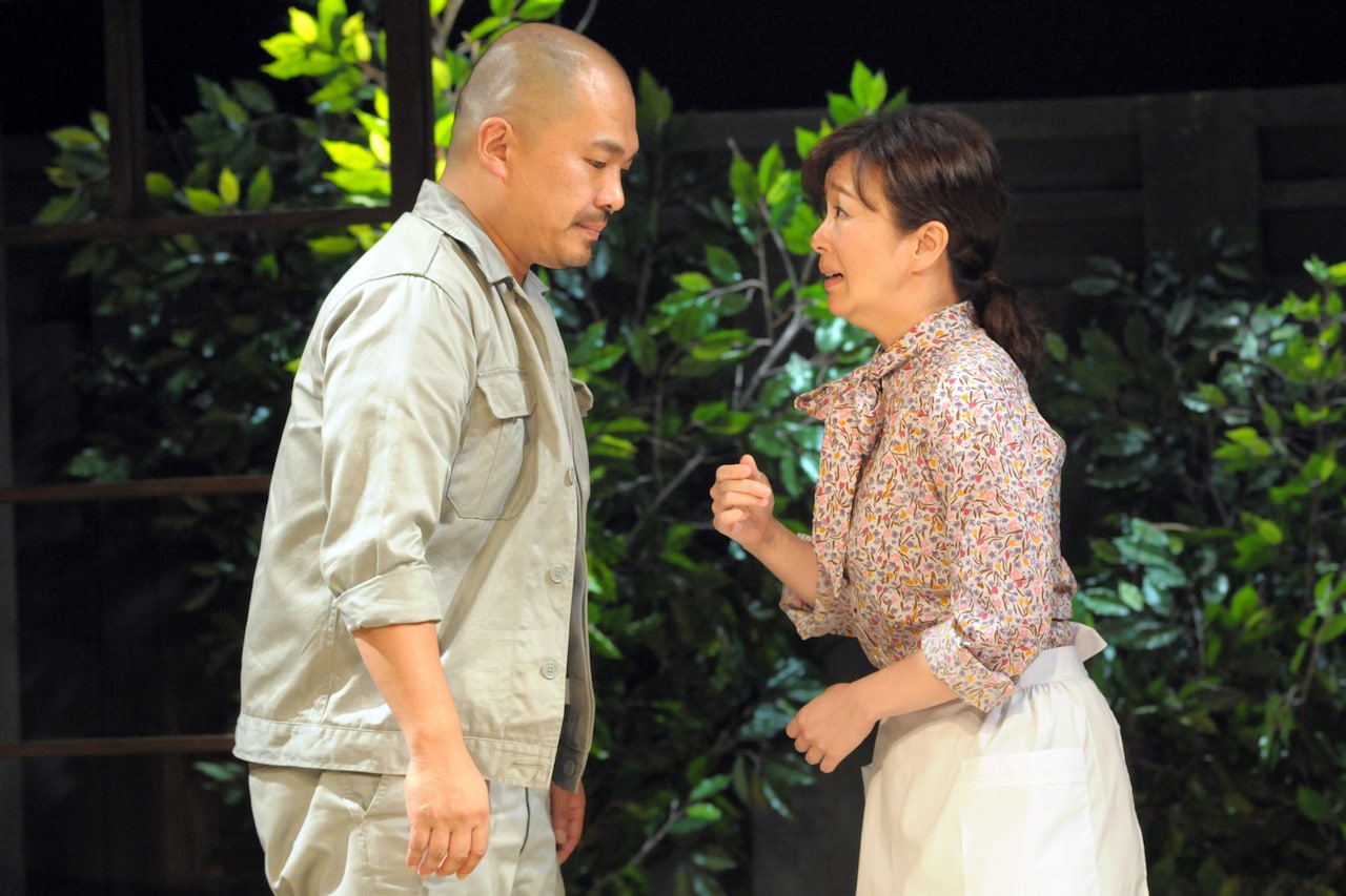 青年座の新作コメディ「真っ赤なUFO」開幕、一家の大黒柱に起こる大きな変化