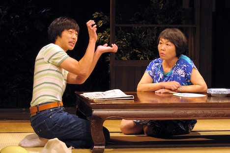劇団青年座「真っ赤なUFO」より。左から松田周演じる息子・誠、井上夏葉演じる清の従妹・小早川ちとせ。(撮影:坂本正郁)