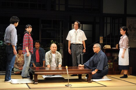 劇団青年座「真っ赤なUFO」より。(撮影:坂本正郁)