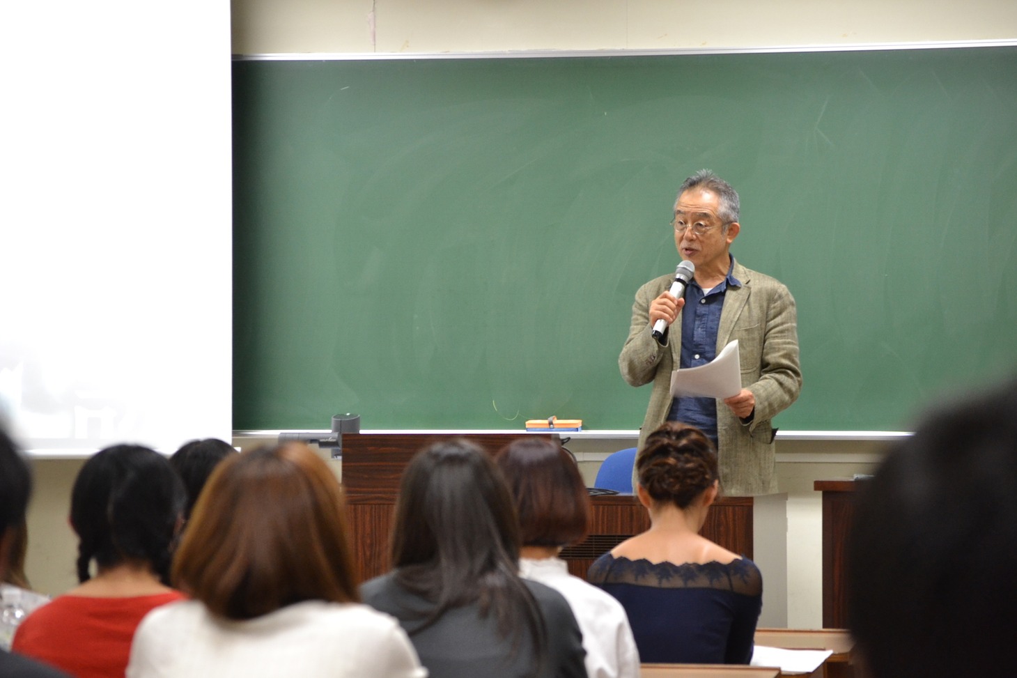 串田和美の特別講義の様子。