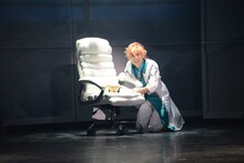 団子に話しかけるロマニ・アーキマン（井出卓也）。