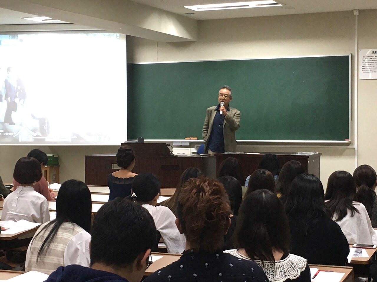 串田和美の特別講義の様子。