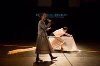 小野寺修二・カンパニーデラシネラ「WITHOUT SIGNAL!（信号がない！）」より。（撮影：西野正将）