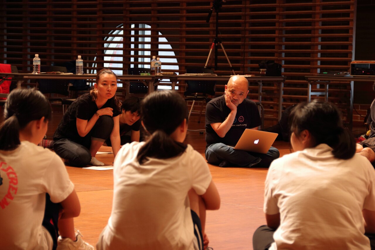 高校生と創る演劇「ガンボ！ それはフクザツな生まれの料理の名前 あるいはフクザツな生まれの あたしらの歌」プレワークショプの様子。