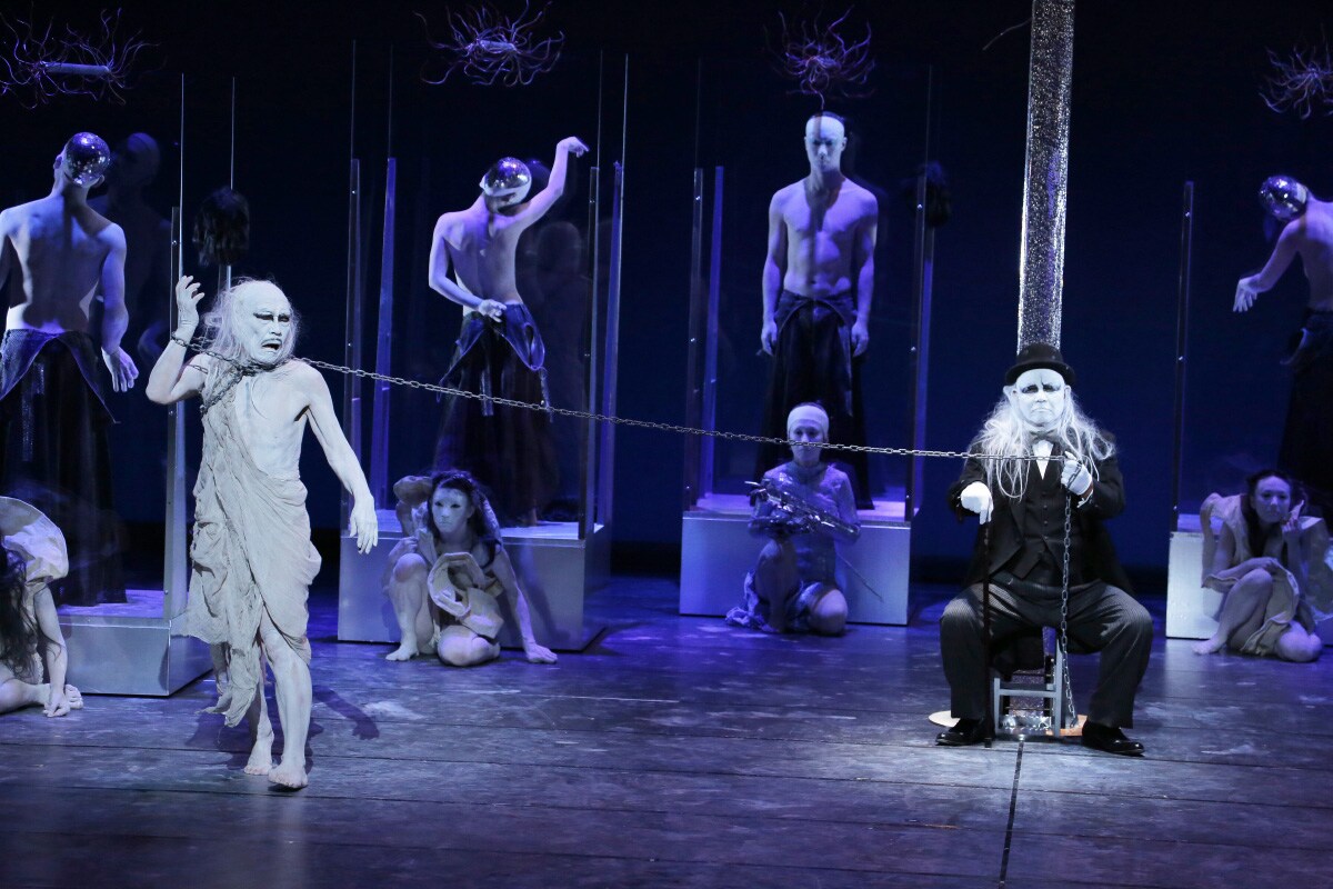 生身で繰り広げるAIの世界、大駱駝艦45周年記念公演の“前半”「擬人」が開幕